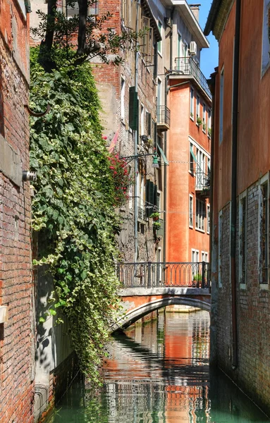 Huizen aan het water street in Venetië — Stockfoto