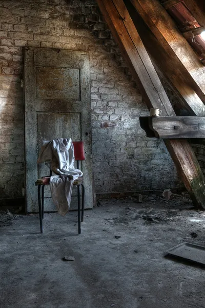 Tavan arasında terk edilmiş bir evde — Stok fotoğraf