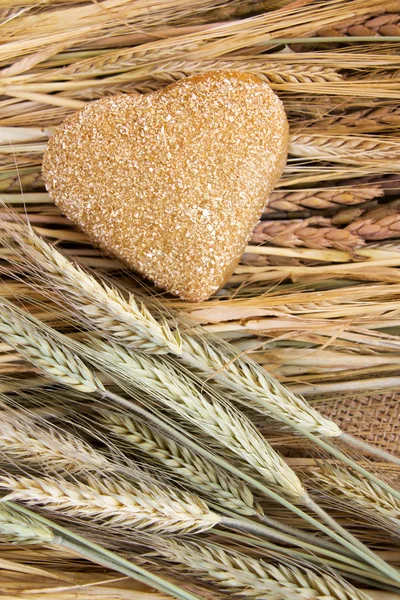 Srdce tvar celozrnný chléb — Stock fotografie