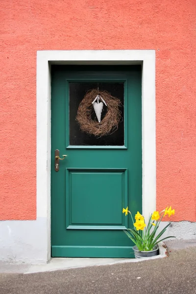 Дверь с сердечным венком — стоковое фото