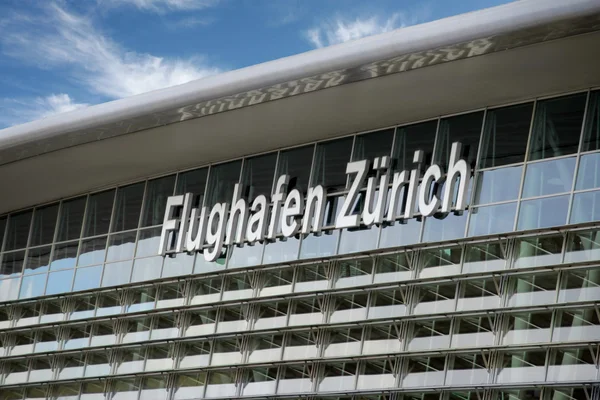 Zürich luchthaven op het terminal gebouw — Stockfoto