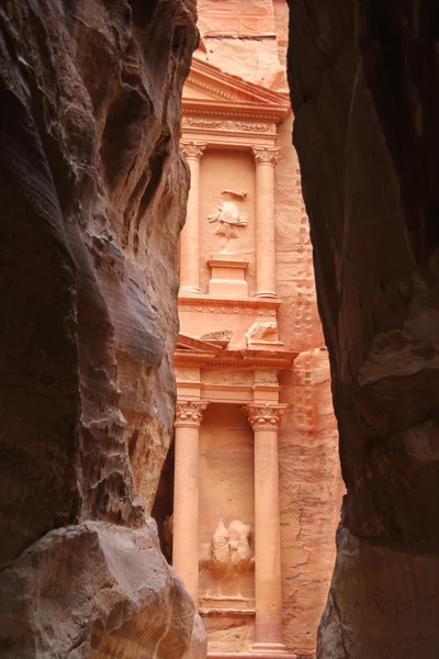 Petra all'ingresso della gola, Giordania — Foto Stock