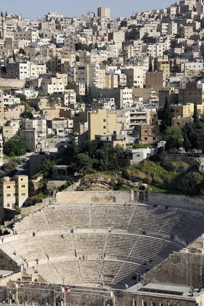 Anfiteatro com metrópole Amã no fundo, Jordânia — Fotografia de Stock