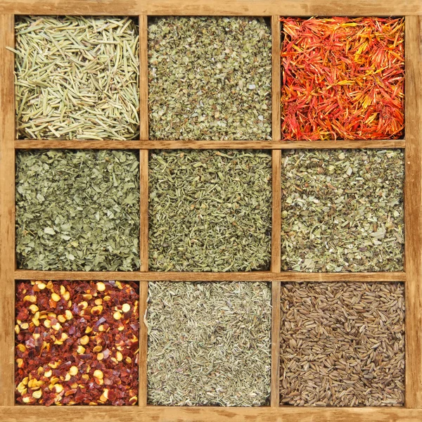 Kryddor i rustik trälåda — Stockfoto