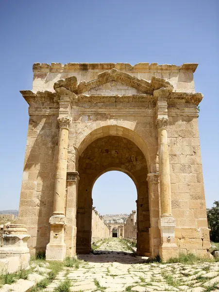 Wschodnia Brama rzymskiego filar Street w jerash starożytnych. Jordania — Zdjęcie stockowe