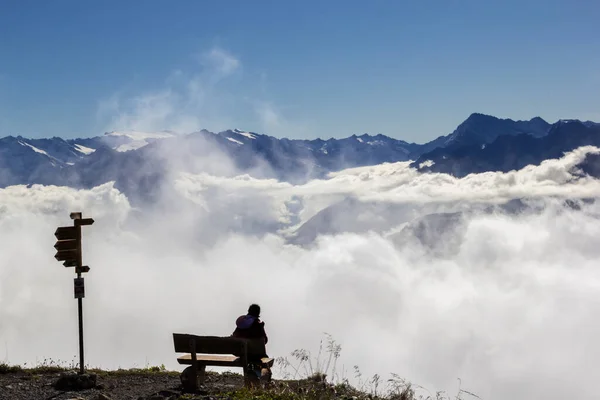 Turista Břehu Pozorující Mlhu Stoupající Mezi Horami Vrcholky Alp Pozadí — Stock fotografie