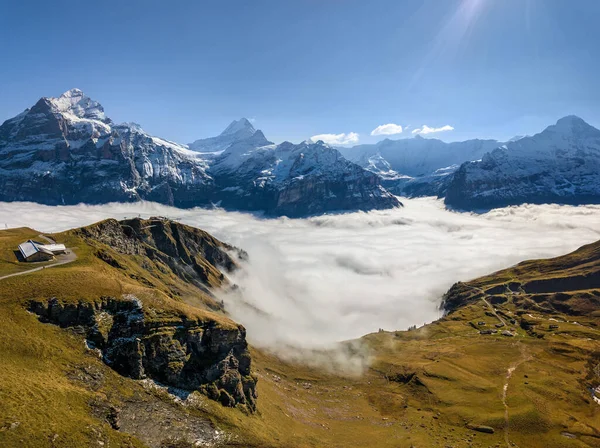 Köd Emelkedik Első Csúcs Felett Grindelwald Háttér Wetterhorn Schreckhorn Eiger — Stock Fotó