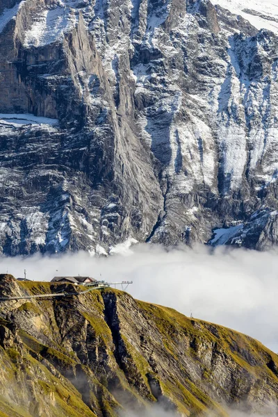 Grindelwald Första Bergstoppen Omgiven Tung Tjock Höstdimma Med Den Magnifika — Stockfoto