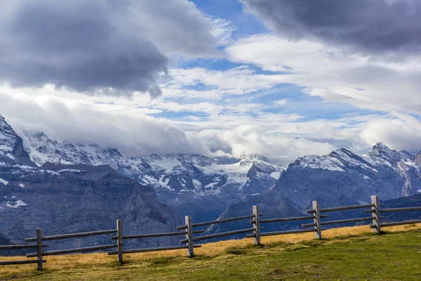 Alperna Jungfrau Massivet Dramatiska Molnen Med Trästaket Förgrunden — Stockfoto