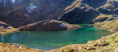 İsviçre, Grindelwald 'daki ilk tepenin üzerindeki Bachalpsee turkuaz gölü.