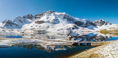 Kışın başında Frutt Şapeli ile Melchsee Gölü 'nün hava manzarası.