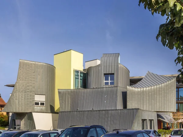 Basel, İsviçre - 11 Ekim. 2021: Frank Gehry tarafından tasarlanan Vitra House International, ünlü modern mimari dekonstrüktivizmiyle ünlüdür..