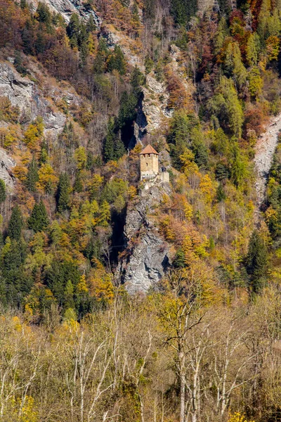 Cliff Ruiny Innerjuvalt Stary Fort Głębokich Górach Szwajcarskiej Miejscowości Rothenbrunnen — Zdjęcie stockowe