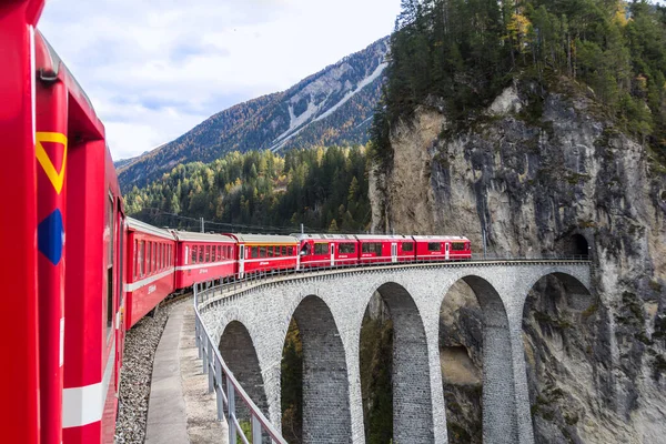 Filisur Schweiz Oktober 2021 Ein Roter Personenzug Der Rhätischen Bahn — Stockfoto