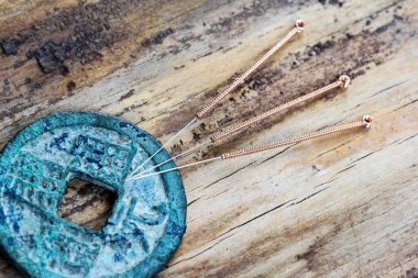 Eski bir Çin bronz sikkesinde akupunktur iğneleri - makro atış