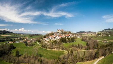 Rue Kalesi 'nin (12. yüzyılda inşa edilmiş) ve İsviçre' nin Canton Freibourg şehrinin hava görüntüsü.