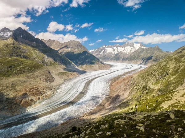 Aletsch氷河は 大量の雪がすぐに融ける夏のアルプスの卓越した遺産です — ストック写真