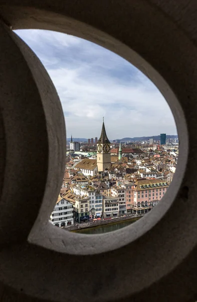 Цюрих Швейцария Марта 2021 Центр Цюриха Церковь Петра Просматриваются Через — стоковое фото