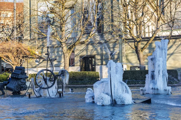 2021年1月11日 瑞士巴塞尔 市中心的艺术喷泉 在寒冷的冬季被冻结 — 图库照片