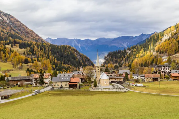 Bergun Bravuogn Una Comuna Grison Suiza Con Iglesia Del Pueblo —  Fotos de Stock