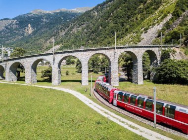 Brüksel, İsviçre: 26 Ağustos 2018 - Bernina Express İsviçre 'nin Alp Dağları' ndaki ünlü dairesel viyadük kanalı Canton Grisons 'tan geçiyor. Bu spiral viadukt bir unesco mirasıdır. 1908 'de açıldı..