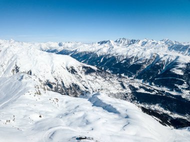 Fiescheralp Vadisi 'nde kar dağı sıraları Eggishorn' dan insansız hava aracı tarafından görülüyor.
