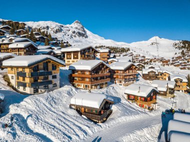 Bettmeralp, İsviçre - 20 Şubat. 2021: İsviçre Alpleri 'nin Canton Vaud' daki Bettmeralp dağ evi köyünün hava görüntüleri. Unesco Heritage Aletch Buzulu yakınlarındaki ünlü kış sporları merkezlerinden biridir..