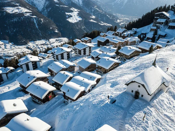 在沃州Bettmeralp的瑞士阿尔卑斯山村 圣母降雪教堂 Kapelle Zum Schnee 的空中图像上有小木屋 那是个有名的冬季运动胜地 — 图库照片