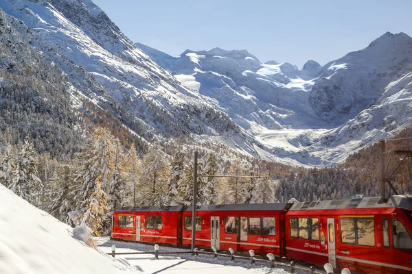 Pontresina Svizzera Novembre 2021 Passeggero Rosso Treno Ferroviario Retico Con — Foto Stock