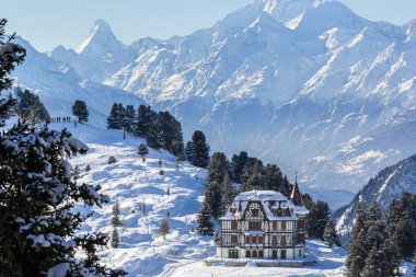Büyük Aletsch Buzul Bölgesi Pro Doğa Merkezi. Arka planda Matterhorn ile kışın Villa Cassel. Bina 1902 'de Victoria mimarisi tarzında inşa edilmiş.. 