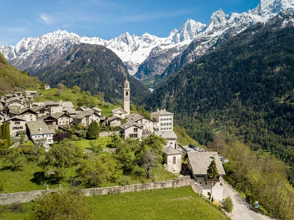 背景に雪をかぶったScioraの範囲を持つスイスの山間の村Solioの空中画像 ソグリオはスイスで最も美しい村の一つとして知られています — ストック写真