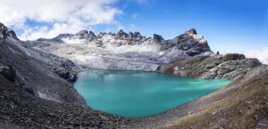 İsviçre, Canton St. Gallen 'deki Pizol yüksek Alp dağındaki Wildsee Gölü. Burası popüler bir yürüyüş alanı..