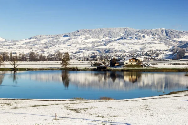 Casa Rural Medio Nieve Lago Hielo Con Montaña Nieve Fondo —  Fotos de Stock