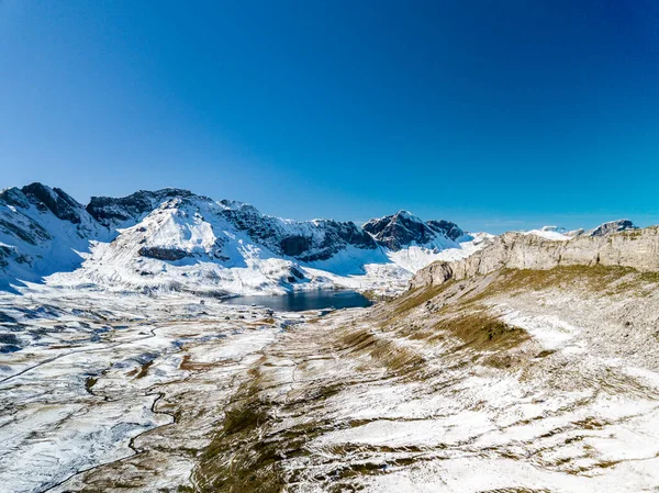 Vzdušný Obraz Jezera Melchsee Frutt Prvním Sněhovým Vodopádem Pozorovaný Jezera — Stock fotografie