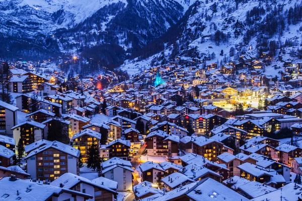 Zermatt Švýcarsko Leden 2022 Město Zermatt Soumraku Při Vánočním Osvětlení — Stock fotografie