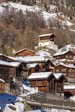 Blatten, İsviçre - 19 Ocak. 2022: Loetschental köyündeki Chalet köyü. Kasaba geleneksel ahşap kadeh ve ahır kümelerini bir arada tutmakla ünlüdür..