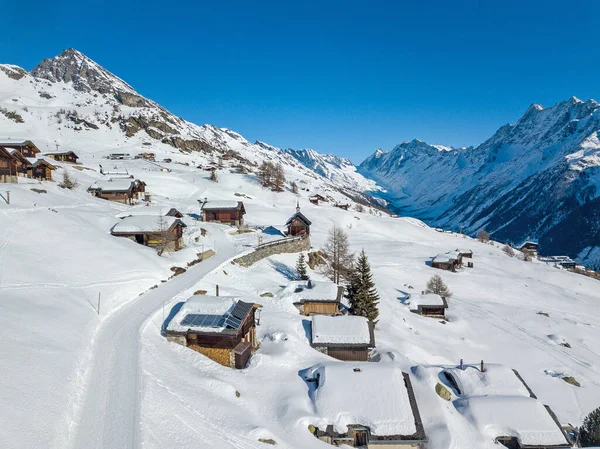 スイスアルプスシャレー村の空中写真中央に聖アンナ礼拝堂があるホケナップと遠端にあるロング氷河 カントン ヴァレー 美しい渓谷に位置しています 冬と夏の屋外活動で人気のあるLoetschental — ストック写真
