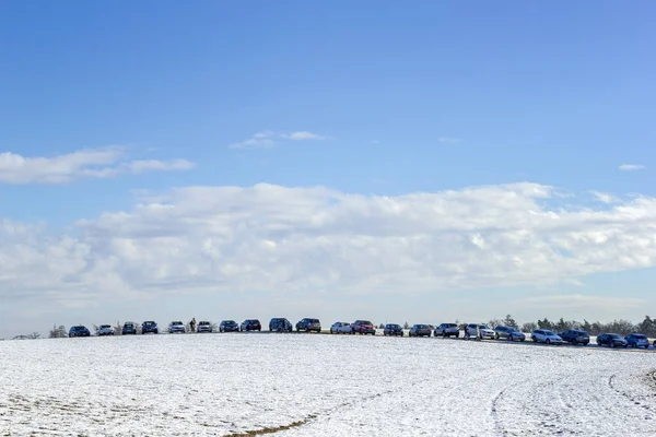 2022年1月16日 瑞士沙夫豪森 人们在冬天的周末逃往郊区 在阳光下散步 然后把车排成一排留在雪地里 — 图库照片