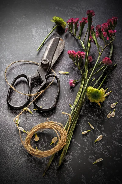 Gałęzie Kwiatowe Nożyczki Vintage Układania Kwiatów Ciemny Humorzasty Styl — Zdjęcie stockowe