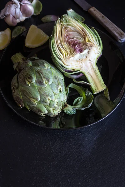 Verse Artisjokken Gesneden Met Knoflook Citroen Mes Met Kopieerruimte Hieronder — Stockfoto