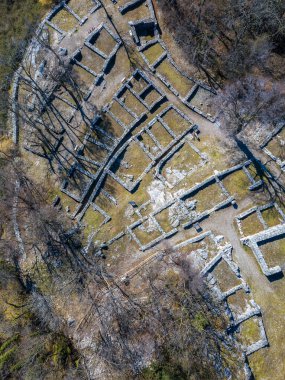 İsviçre 'nin Tremona, Canton Ticino kasabasında bir ortaçağ harabe sahasının (Neolitik Dönemden 15. yüzyıla kadar ikamet etmiştir) hava görüntüsü.