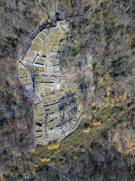 中世の集落跡 新石器時代から15世紀まで内部 の空中像 カントン ティチーノ州トレモナ — ストック写真