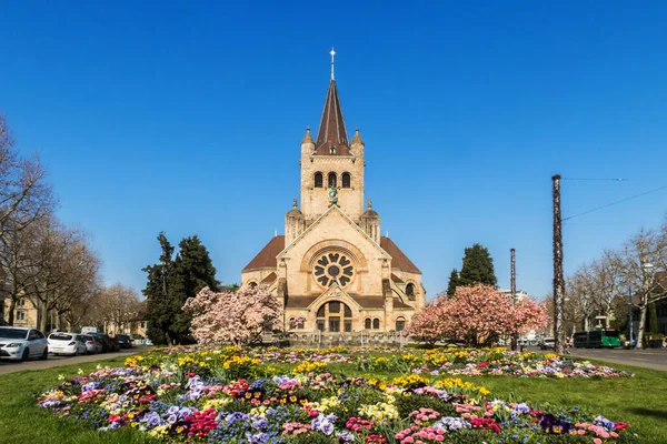 Chiesa San Paolo Con Prato Colorato Fiore Primaverile Basilea Svizzera — Foto Stock