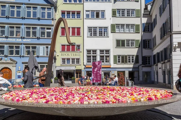 瑞士苏黎世 2022年4月18日 瑞士苏黎世市的公共喷泉中充满了新鲜的玫瑰 主题是 没有刺 就没有玫瑰 象征着希望 神圣和爱是复活节的传统 — 图库照片