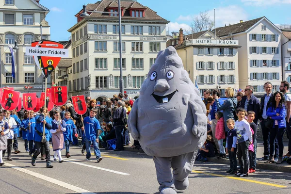 瑞士苏黎世 2017年4月 Sechselauten游行 Sechselauten是苏黎世市一个传统的春假 以庆祝冬季的结束 在旗子上站着 圣弗里多林 — 图库照片