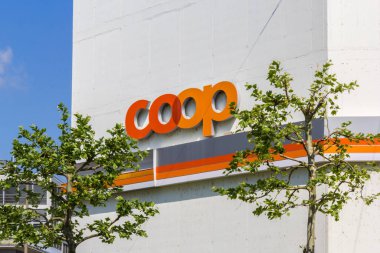 Allschwil, İsviçre - 09. Mayıs 2022: Bir mağaza binasında kümes işareti. Coop Group, İsviçre 'nin en büyük market ve günlük ürünler perakende ve toptan satış şirketlerinden biridir..