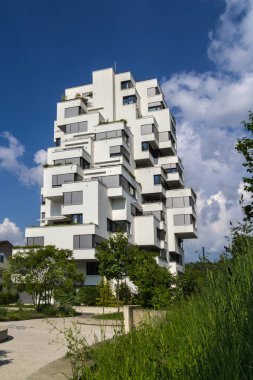 Basel, İsviçre - 09. Mayıs 2022: Çağdaş mimarlık evi, kübik özelliklerine sahip Stoll Turm, ikametgahı ve ofisleri olan bir binadır..