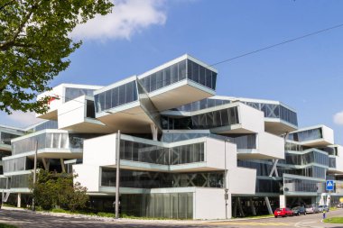 Allschwil, İsviçre - 09. Mayıs 2022: Dünya çapında ilaç ve biyoteknoloji alanında ünlü bir şirket olan Johnson ve Johnson 'ın modern iş merkezi mimarisi.