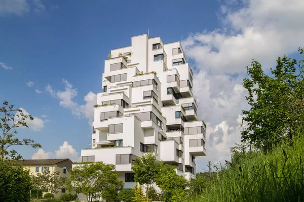 Basel, İsviçre - 09. Mayıs 2022: Çağdaş mimarlık evi, kübik özelliklerine sahip Stoll Turm, ikametgahı ve ofisleri olan bir binadır..