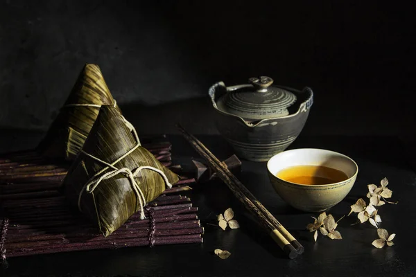 汤圆饺子配茶具在木枝上 端午节传统的中国甜食 阴郁多情 — 图库照片